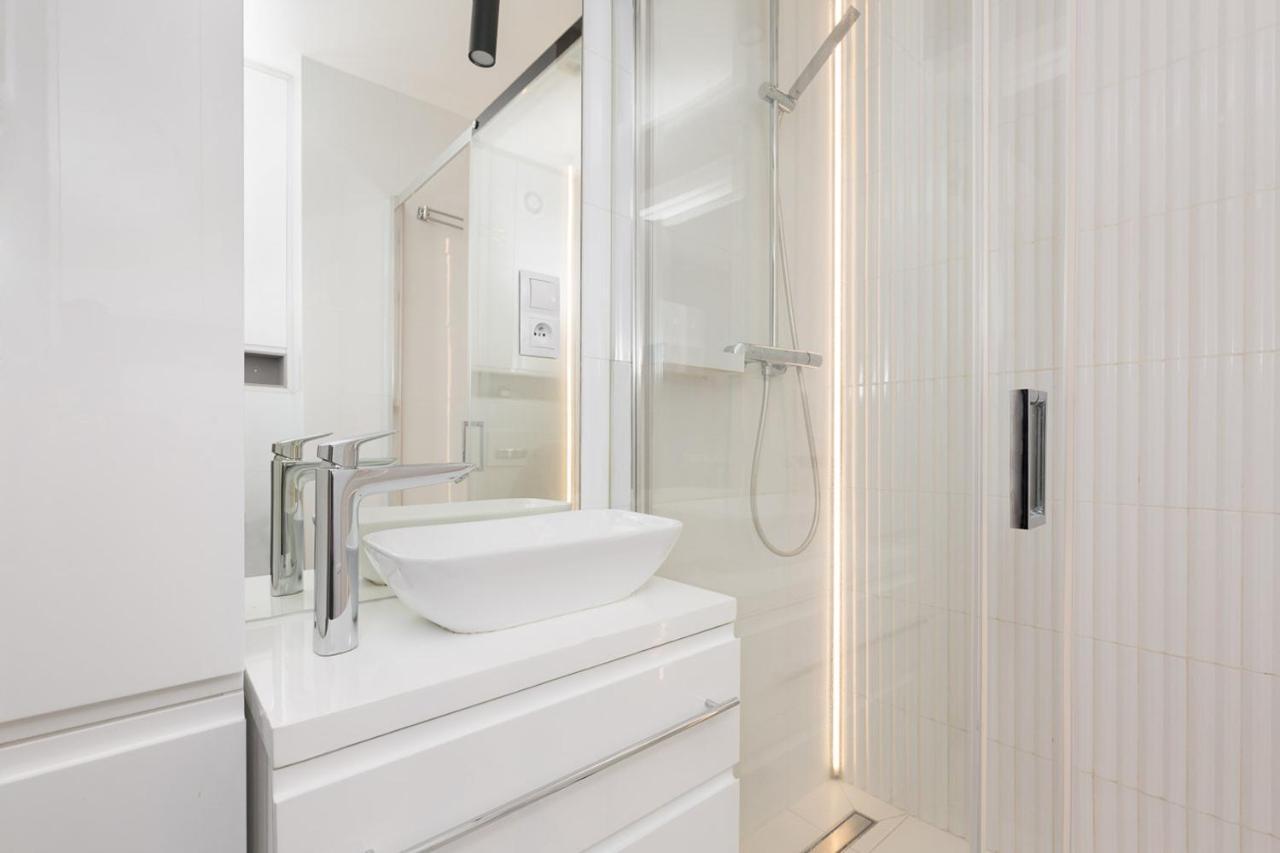 Bielany 3 Min From Metro With 5-meals Per Day Diet Catering, Air Conditioning And Free Parking Apartment *